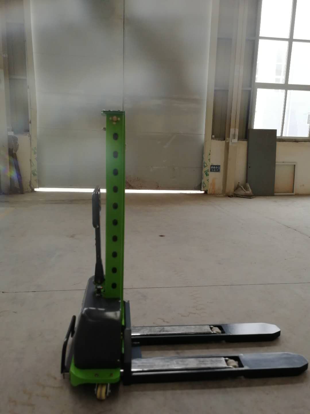 500Kg โหลดตัวเอง / ยกเลิกการโหลดลิฟท์ไฟฟ้า Stacker / ยกเลิกการโหลด